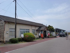 湯前駅（くま川鉄道）と湯前駅前バス停の画像