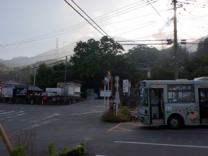 内山バス停と竈門（かまど）神社の画像