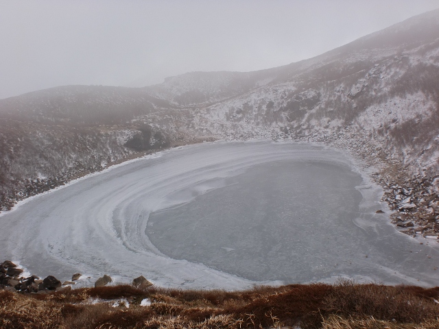 氷結した御池の画像