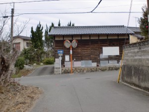 天山バス停から高木神社に至る一つ目のＴ字路の画像