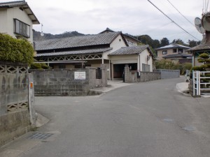 天山バス停から高木神社に至る2つ目のＴ字路の画像