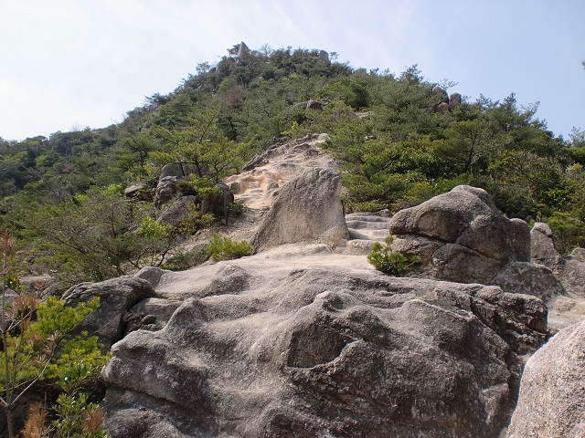 立石山登山道中腹から山頂を望むの画像