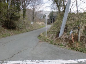大戸尾根登山口の手前にある登山口への入口の画像
