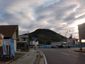 比田勝港前の車道から見上げる権現山の画像