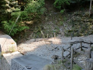 天の岩戸、西京橋への登山道の砂防ダム地点の画像