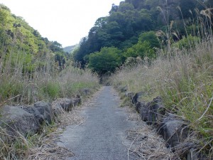 天の岩戸、西京橋へのコンクリートで舗装された登山道の画像