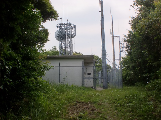 六郎次山山頂に設置された電波当施設の画像