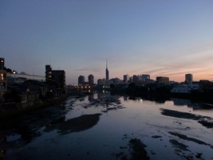 早朝の室見橋から眺める逆さ福岡タワーの画像