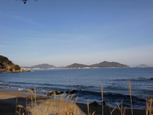 生の松原から見る糸島半島の山々