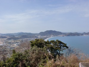 毘沙門山頂から見る長浜海岸と柑子岳の画像