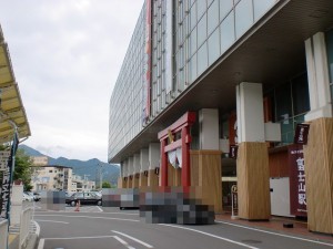 富士山駅前バスターミナルから見る富士山駅の画像