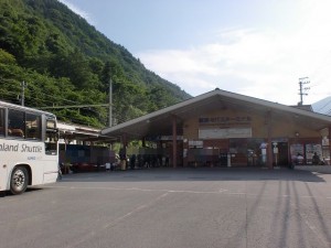 新島々バスターミナルと松本電鉄新島々駅の画像