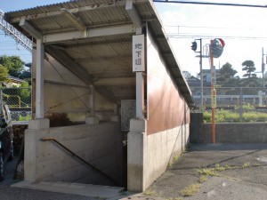 ＪＲ小淵沢駅近くの観音平方面に行くときに通る地下道入口の画像