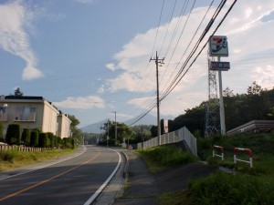 中央道小淵沢インター近くの県道11号線沿いにあるセブンイレブン前の画像