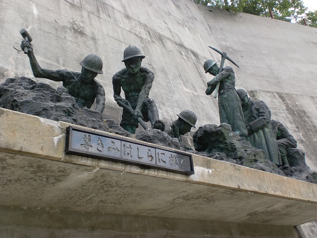 黒部ダム建設殉職者追悼の像の画像