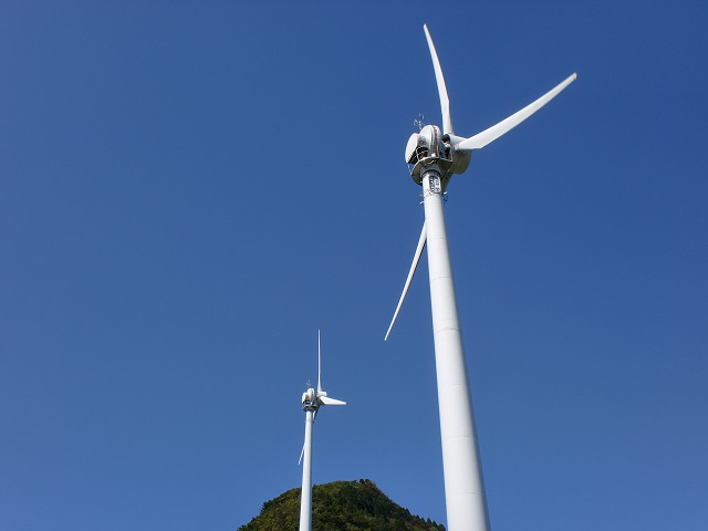 椿ヶ鼻ハイランドパークの風力発電施設の画像