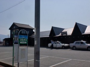 ＪＲ豊後森駅と豊後森駅バス停の画像
