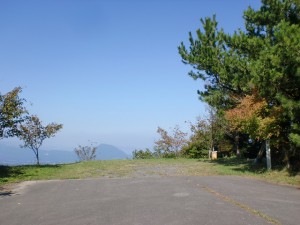 宇曽嶽神社山頂直下の駐車場
