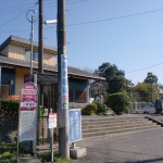 小野屋駅バス停（由布市コミュニティバス）とＪＲ小野屋駅の画像
