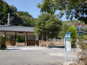 JR重岡駅と重岡駅バス停（大野竹田バス）の画像