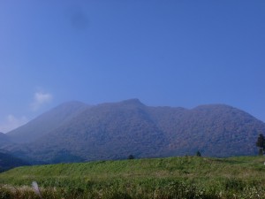 白水鉱泉方面から見る前岳と黒岳の画像