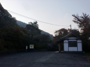 長安寺（屋山登山口）の駐車場の画像