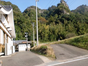 鬼会の里資料館の裏手の奥にある天念寺岩峰群の登山道入口の画像