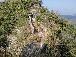 天念寺岩峰と無明橋の画像