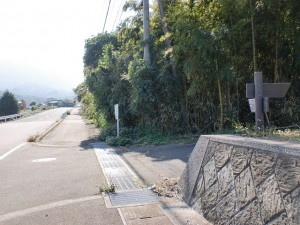 県道31号線から鷲巣岳登山口に続く林道の入口の画像