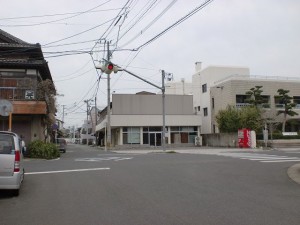 浜崎駅前の点滅信号のある交差点の画像