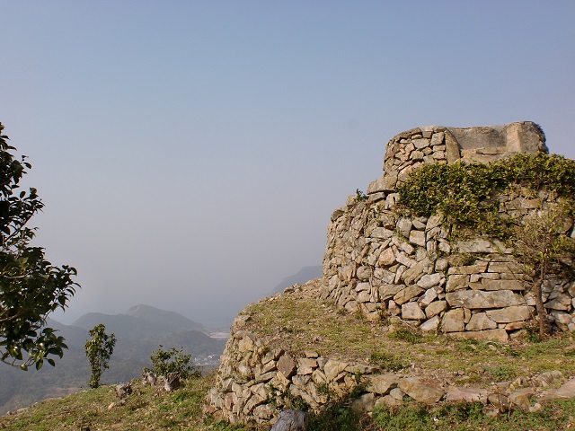 御嶽山（御岳山）山頂にある石積みの物見台の画像
