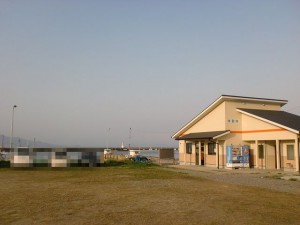 岐志観光休憩所（姫島行き市営渡船待合所）と駐車場の画像