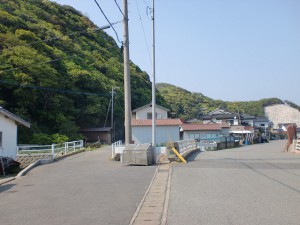 尾崎砲台群に続く軍道の入口にある土寄橋と軍道に入る個所の画像