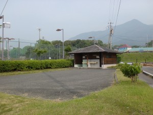 矢筈岳海バス０ｍ登山口近くにある倉岳中学校グランド横の公衆トイレと駐車場の画像