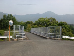 矢筈岳の祇園神社駐車場登山口手前にある陸橋の画像