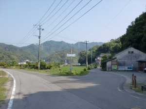 県道34号線の右手に見える次郎丸岳登山口の駐車場の画像