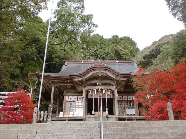 仁比山神社本殿の紅葉の画像