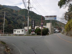 県道21号線から仁比山公園入口に入る橋の手前付近の画像