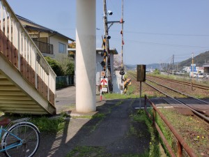 ＪＲ本牟田部駅の歩道橋のある側の出口の画像