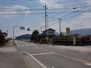 妻山神社の先の歌垣公園に入る交差点の画像