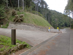 肥前犬山城へ至る林道の分岐地点の画像