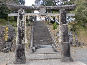 妻山神社の一の鳥居（石造肥前鳥居）の画像