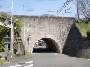 上有田駅そばの線路をくぐるトンネルの画像