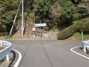 有田ダム（黒髪山・本城岳登山口）から白川キャンプ場に入るＴ字路の画像