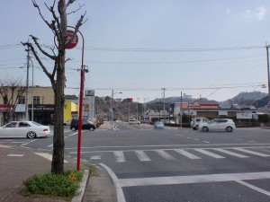 武雄温泉駅南口前の通りから国道34号線に出るところの画像