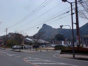 武雄市図書館から武雄神社に入るところのＴ字路の画像