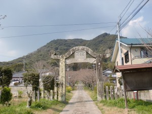 円応寺の鳥居型山門（柏岳登山口）の画像