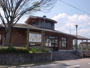 ＪＲ相知駅（唐津線）と相知駅前バス停（昭和バス・相知町花タウンバス）の画像