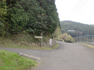 上宇戸バス停前のＴ字路（八天岳登山道入口）の画像
