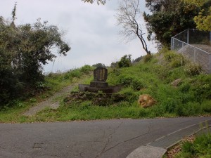上古場の簡易水道落成記念碑前のＴ字路の画像